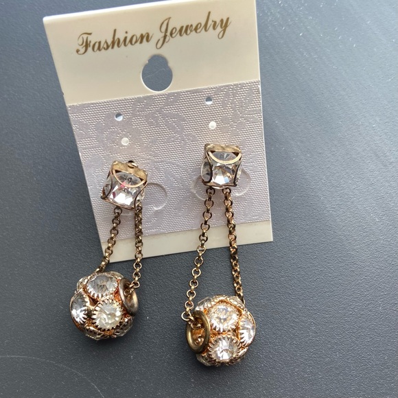 Gold tone crystal and faux pearl backing women statement earrings. Pre-owned. - Picture 5 of 6